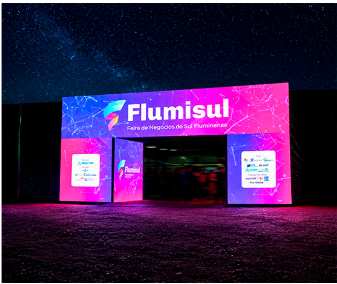 Entrada iluminada da Flumisul